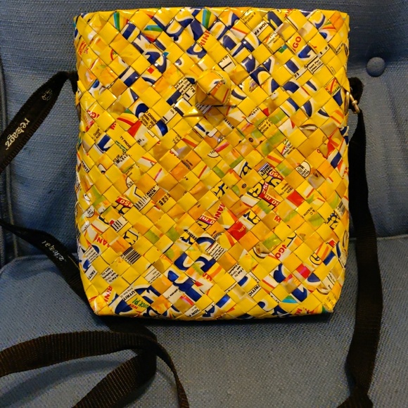 Unique crossbody bag, made of recycled juiceboxes! - Picture 3 of 4